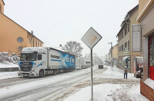 An der Steigung zwischen Kreissparkasse und Amtsgericht in Freudenstadt fuhren viele Lastwagen Schritt. Der im Vordergrund wartete bis der Lastwagen vor ihm sich auf das Niveau des Marktplatzes gequält hatte. Foto: Müller