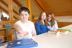 Maike (von links), Ilga und Tanja werden ihren Vortrag bei der Konfirmation gemeinsam halten. Foto: Armbruster Foto: Schwarzwälder-Bote