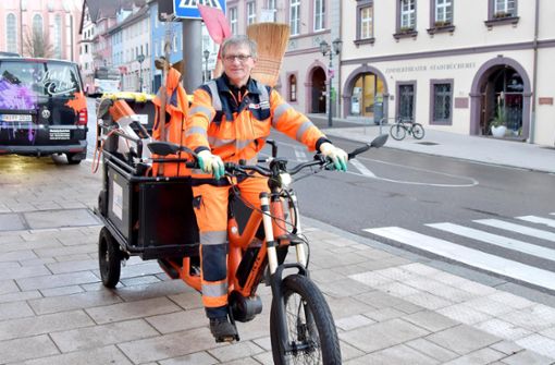 Martin Brajko von der Stadtreinigung des Städtischen Betriebshofs ist Tag für Tag mit seinem Lastenrad in der Stadt unterwegs. Foto: Siegmeier