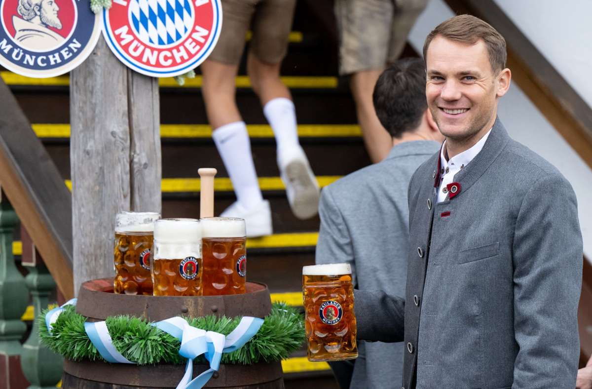 Nationaltorhüter Manuel Neuer war nicht der einzige Prominente beim Wiesn-Auftakt im Käfer-Zelt. Foto: dpa/Sven Hoppe