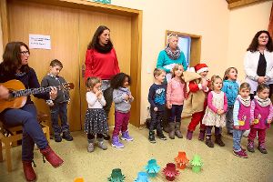 Der Kindergarten Krümelburg  besuchte die Senioren bei ihrer Weihnachtsfeier und sorgte mit Geschichten, Liedern und einem Tanz für Unterhaltung. Foto: Tischbein Foto: Schwarzwälder-Bote