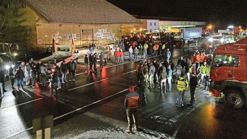 Gegen 5 Uhr sammelten sich am Montagmorgen viele Teilnehmer des Schlepper-Korsos an der Station Teinach. Foto: Felix Biermayer