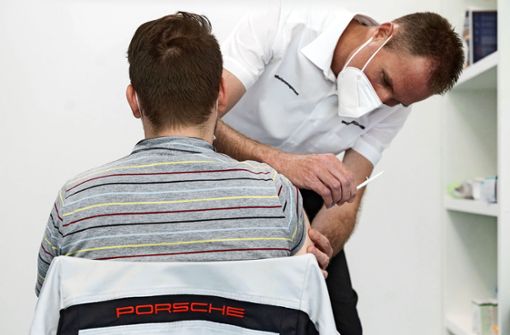 Ein Mitarbeiter der Porsche AG wird gegen Corona geimpft. Foto: dpa/Marijan Murat
