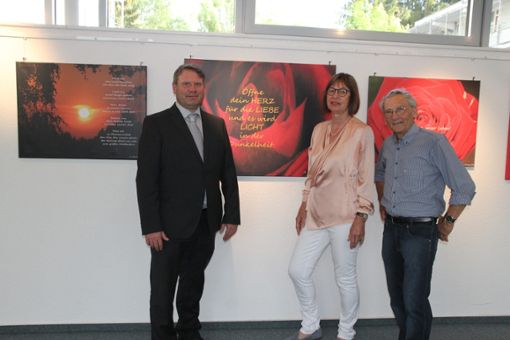 Christian Weismann (links) begrüßt die Lyrikerin und Fotografin Johanna Arlt und ihren Ehemann Hartmut zur  Ausstellungseröffnung.   Foto: Hübner Foto: Schwarzwälder Bote