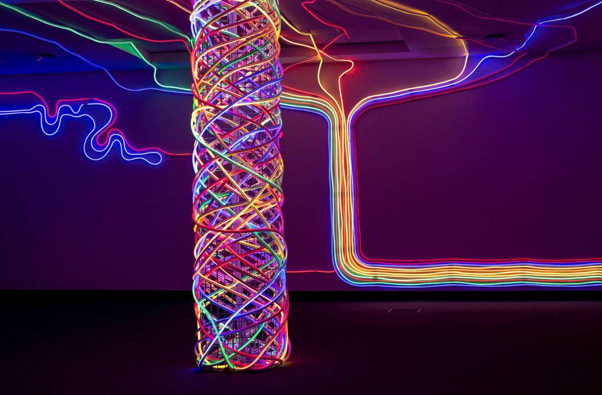 Die LED-Bänder laufen durch Flure und über Wände. Foto: Florian Mehnert