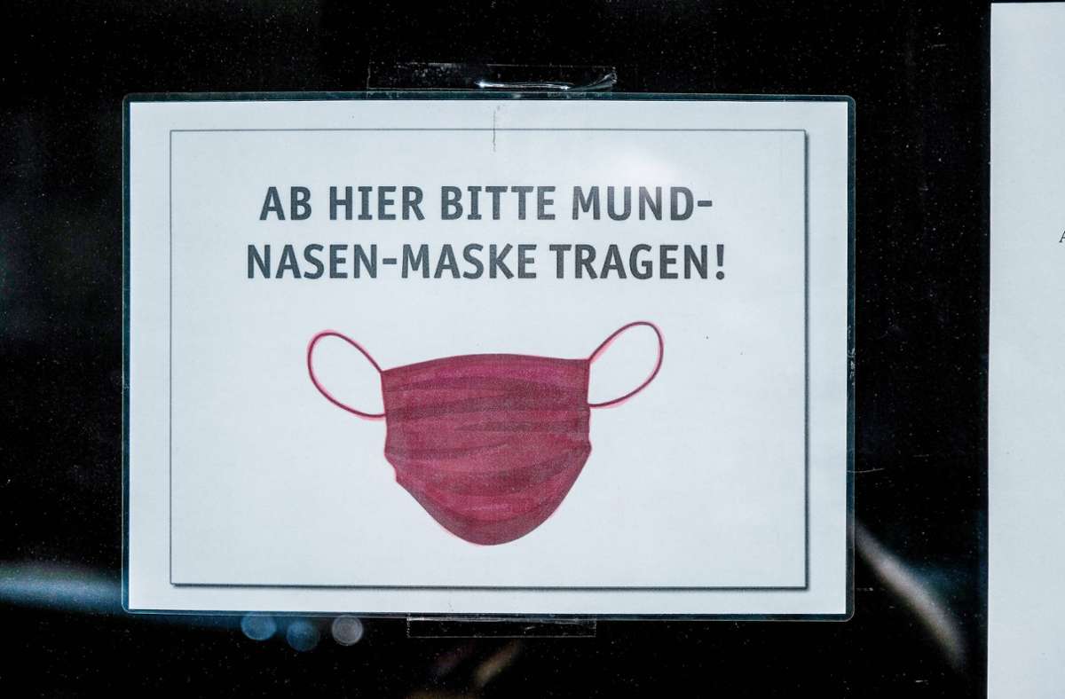 Ein Schuld weist auf eine Mund-Nasen-Maske hin. (Symbolbild) Foto: IMAGO/Michael Gstettenbauer/IMAGO/Michael Gstettenbauer