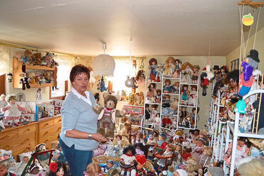 Brigitte Conny Klink hat ein Zimmer nur für ihre Puppen – mittlerweile sind es 256. Dazu gesellen sich 186 Bären. Fotos: Straub