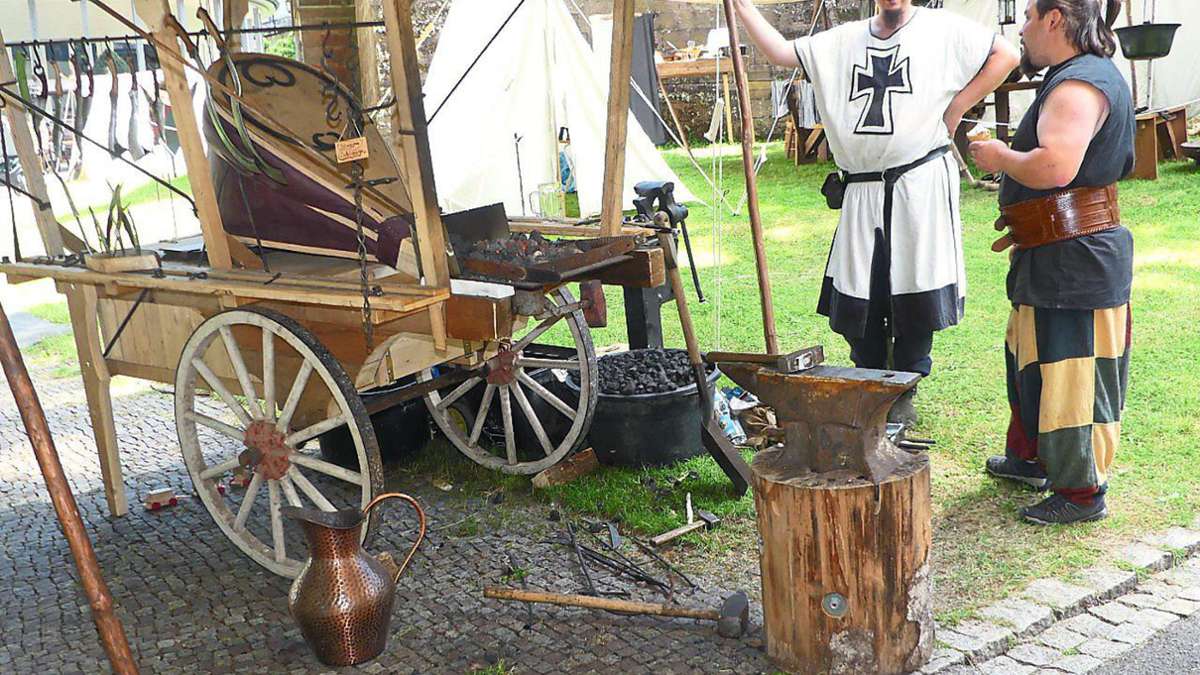 »Glanz der Ritterzeit«: Auch Elfen-Staub-Tankstelle im Bad Wildbader