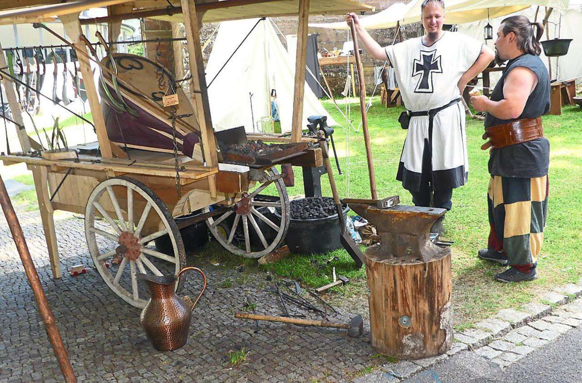 As a blacksmith in the grandeur of the era of knights in the spa gardens of Bad Wildbad: Andreas Gutekunst from Nagold-Hochdorf.  Photo: brick builder