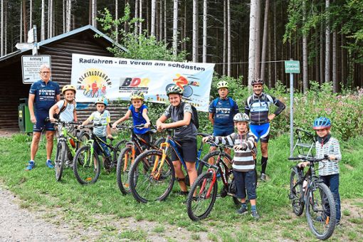 Mit den Verantwortlichen des Radsportvereins geht beim Kinderferienprogramm in den Mönchweiler Wald. Die Teilnehmer haben viel  Spaß. Foto: Hettich-Marull Foto: Schwarzwälder Bote
