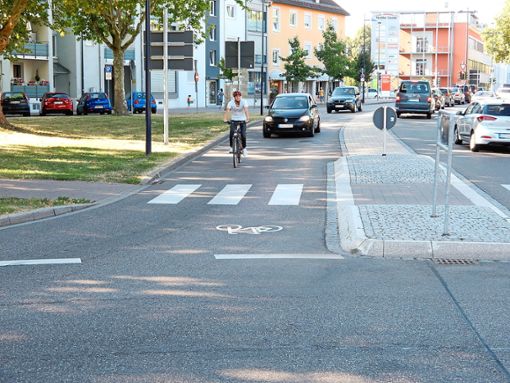 Genau so: Fahrzeuge bleiben beim Kreisverkehr hinter dem Radfahrer. Das Foto entstand vor dem Kreisel bei der früheren Landeszentralbank. Foto: Stadt
