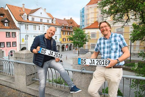 Ja zum DS-Kennzeichen: Christian Köster (links) von Wir für Donau und Gerhard Werb vom Gewerbeverein unterstützen die idealistische Umsetzung eines eigenen Kennzeichens für Donaueschingen. Foto: Jakober Foto: Schwarzwälder Bote