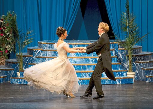 Prinzessin Helene von Flausenthurn mit  Leutnant Prinz Niki tanzen einen Walzer. Foto: Schutte Foto: Schwarzwälder Bote