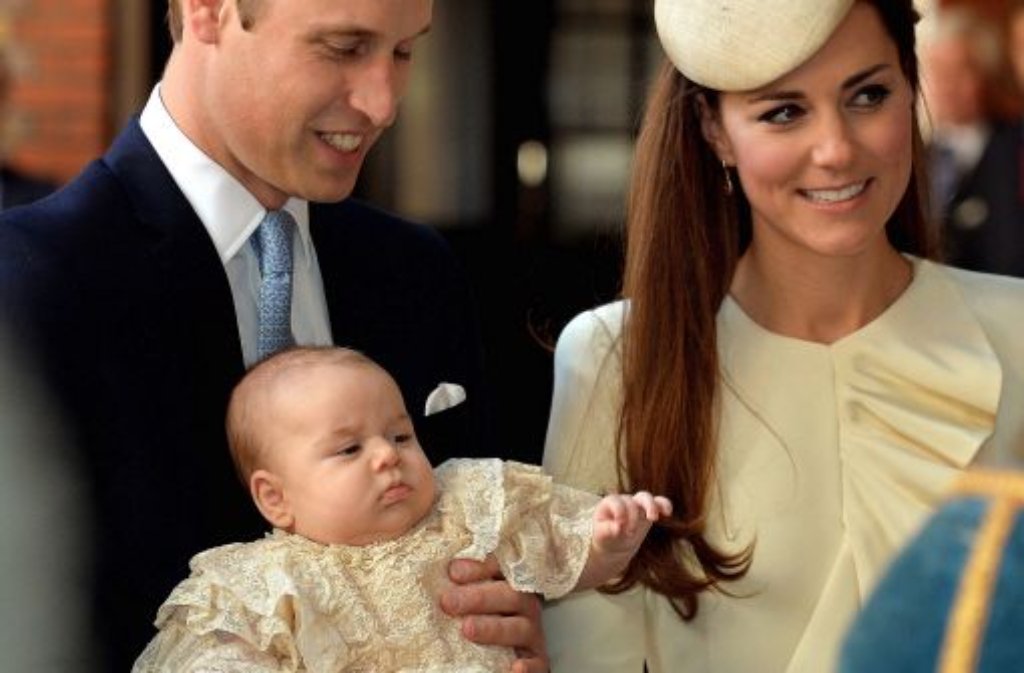 Prinz William mit seiner Frau, Herzogin Kate, und seinem Sohn, Prinz George bei dessen Taufe.