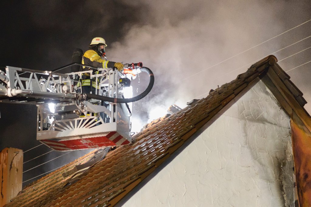 Bei einem Wohnhausbrand in Weil im Schönbuch ist am frühen Montagmorgen ein Sachschaden in Höhe von rund 150.000 Euro entstanden.