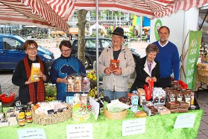 Der Fair-Trade-Stand auf dem Wochenmarkt bietet Produkte von Kleinbauern an. Foto: Köncke Foto: Schwarzwälder-Bote