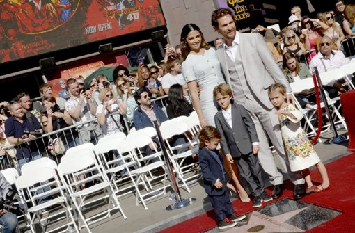 Matthew McConaughey und seine Frau Camila mit den drei Kindern. Der Oscar-Preisträger nennt jetzt auch einen Stern auf dem Hollywood Walk of Fame sein Eigen. Foto: dpa