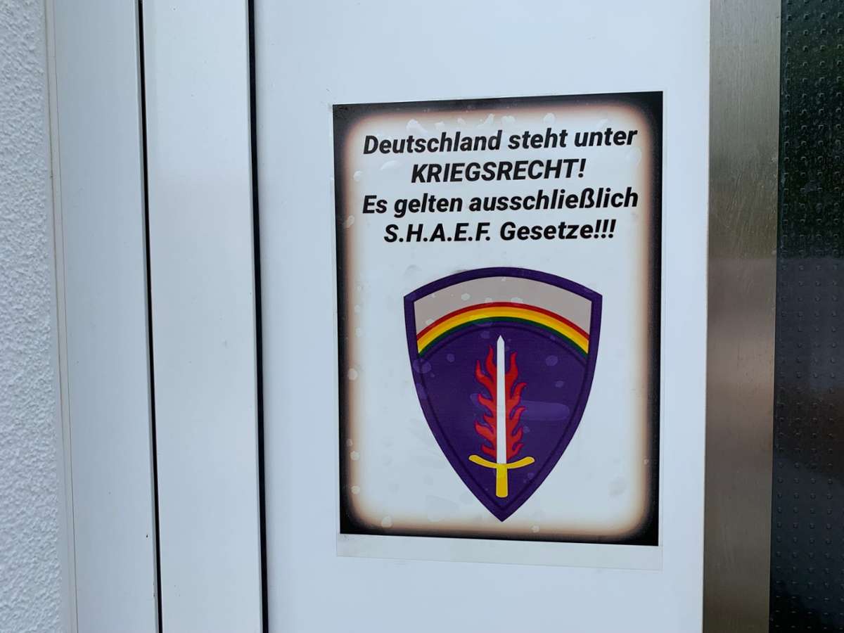 Deutschland steht unter KRIEGSRECHT!: Dieses Schild hatte der 66-Jährige an der Haustür angebracht. Abgehalten hat es die Einsatzkräfte am Dienstag nicht. Foto: Frey