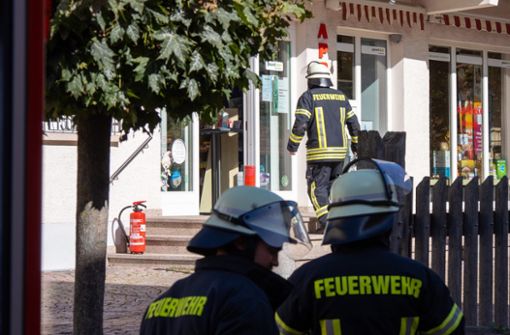 Die Feuerwehr ist an der Apotheke Vöhringen im Einsatz.  Foto: Heidepriem