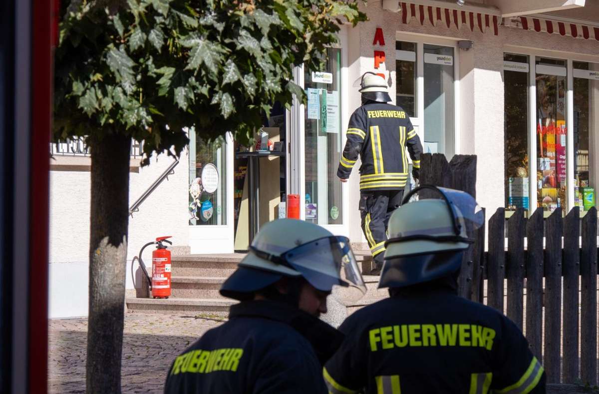 Die Feuerwehr ist an der Apotheke Vöhringen im Einsatz.