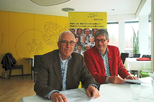 Bernd Strobel und Jochen Gewecke setzen sich tatkräftig für die Regionalstadtbahn ein. Foto: Hertle Foto: Schwarzwälder-Bote