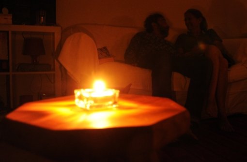 An Weihnachten dürften die Kerzen ja in Reichweite stehen: In Tuttlingen mussten die Menschen rund drei Stunden ohne Strom auskommen. (Symbolfoto) Foto: dpa