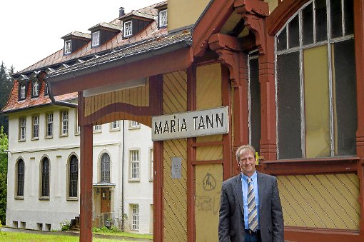 Geschäftsführer Axel Kubsch von Haus Selekt vor dem erstandenen Anwesen von Maria Tann. Foto: Schlenker Foto: Schwarzwälder-Bote