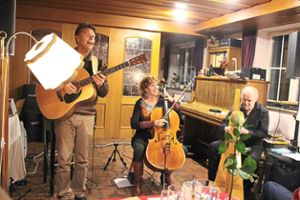 Die drei Musiker Joe Scott, Hannah Alkire und Thomas Loefke (von links) sorgten als Acoustic Eidolon für einen zauberhaften Abend im Rössle. Foto: Bender Foto: Schwarzwälder Bote