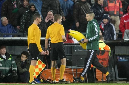 Beim Europapokalspiel des AS Rom gegen Feyenoord Rotterdam ist es am Donnerstagabend zu unschönen Szenen gekommen. Fans hatten Gegenstände - darunter Plastikbananen - auf das Spielfeld geworfen. Foto: dpa