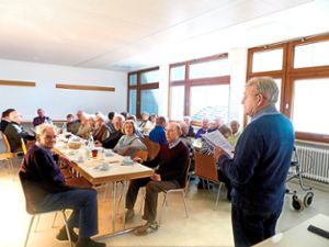 Christian Daigger (vorne) schaute mit den Gästen des Seniorentreffs auf das vergangene Jahr zurück. Foto: Merk Foto: Schwarzwälder Bote