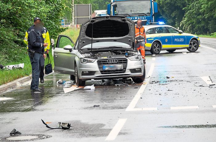 Frau stirbt bei Verkehrsunfall: Auto kracht in Kehl auf Lastwagen