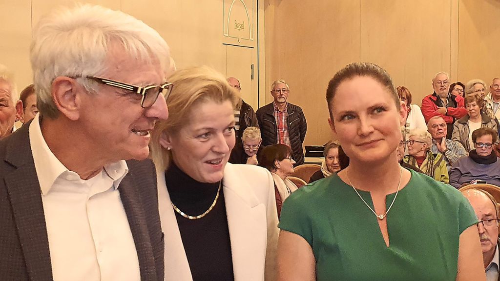 Gemeinsam warteten Klaus Hoffmann, seine Frau Christiane und Sabine Zenker (rechts) gespannt auf das Ergebnis.