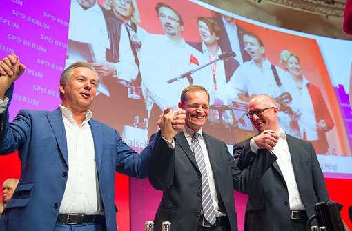Klaus Wowereit, Regierender Bürgermeister von Berlin, sein designierter Nachfolger, Stadtentwicklungssenator Michael Müller (SPD) und SPD-Parteichef Jan Stöß (von links) auf dem Landesparteitag in Berlin. Foto: dpa