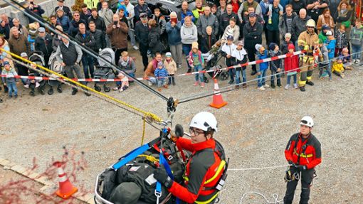 Die Höhenrettung bringt ein Opfer auf einer Trage liegend über einen vor Ort eingerichteten Seilzug ins Sicherheit. Foto: Rainer Bombardi
