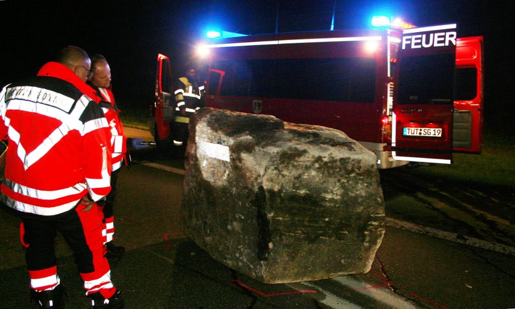 Schrecklicher Unfall auf der A 81: Ein Autofahrer ist am Wochenende nahe Tuningen ums Leben gekommen. Der Mann war mit seinem Porsche gegen einen tonnenschweren Felsbrocken geprallt. Der Quader hatte sich von einem Hang gelöst. Zum Artikel mit Video
