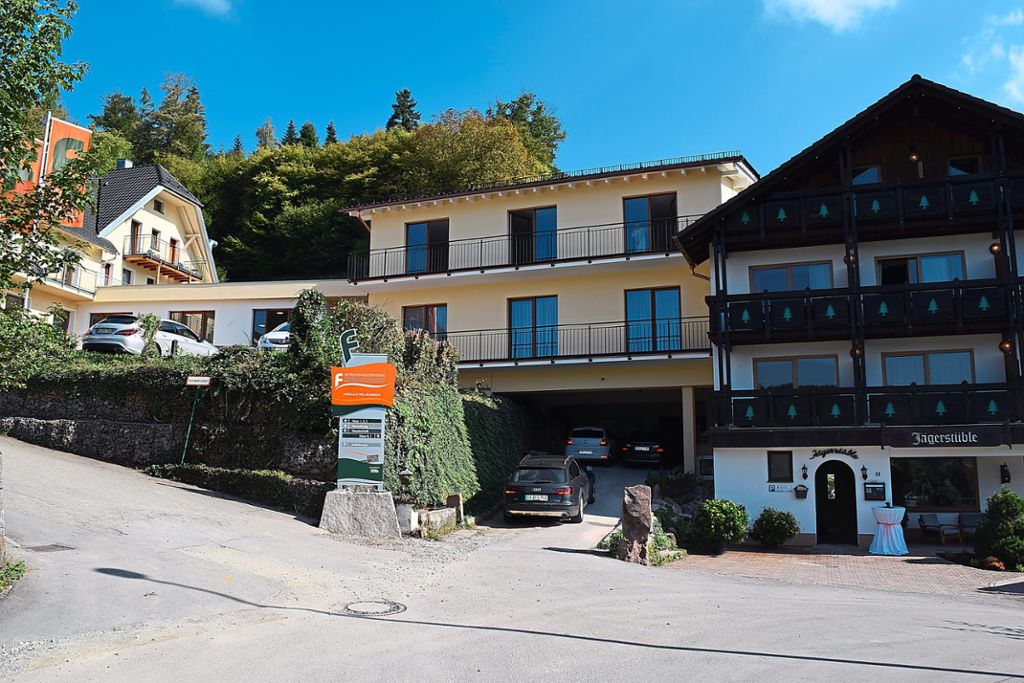 Das ehemalige Hotel Jägerstüble  (rechts) wurde über einen Neubau an das Murgtalblick Betreuungszentrum angeschlossen.