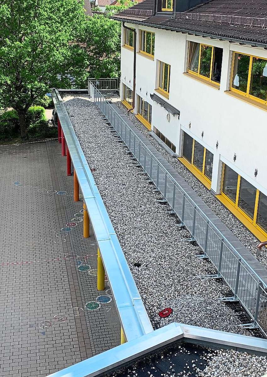 Die Pausenhofüberdachung der Grundschule wurde zu einem Fluchtsteg erneuert.