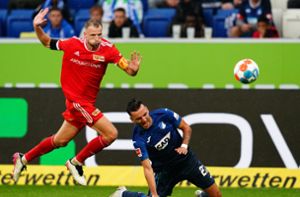 Unions Abwehrspieler Marvin Friedrich (l) und Hoffenheims Stürmer Sargis Adamyan. Foto: dpa/Uwe Anspach