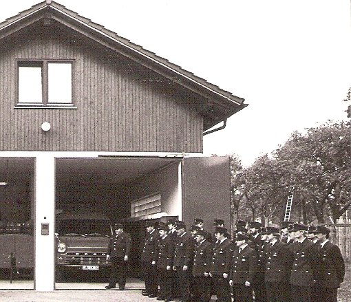Das Breitenberger Feuerwehrmagazin ist aufgestockt und die Wehr mit Kommandant Herbert Hörmann (links) zur Einweihung am 8. Oktober 1983  angetreten.   Archiv-Foto: Schabert Foto: Schwarzwälder-Bote