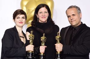 Laura Poitras (MItte) mit ihrem Oscar für Citizenfour. Foto: EPA