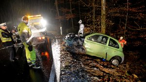 Schwerer Crash: Auto in den Wald geschleudert