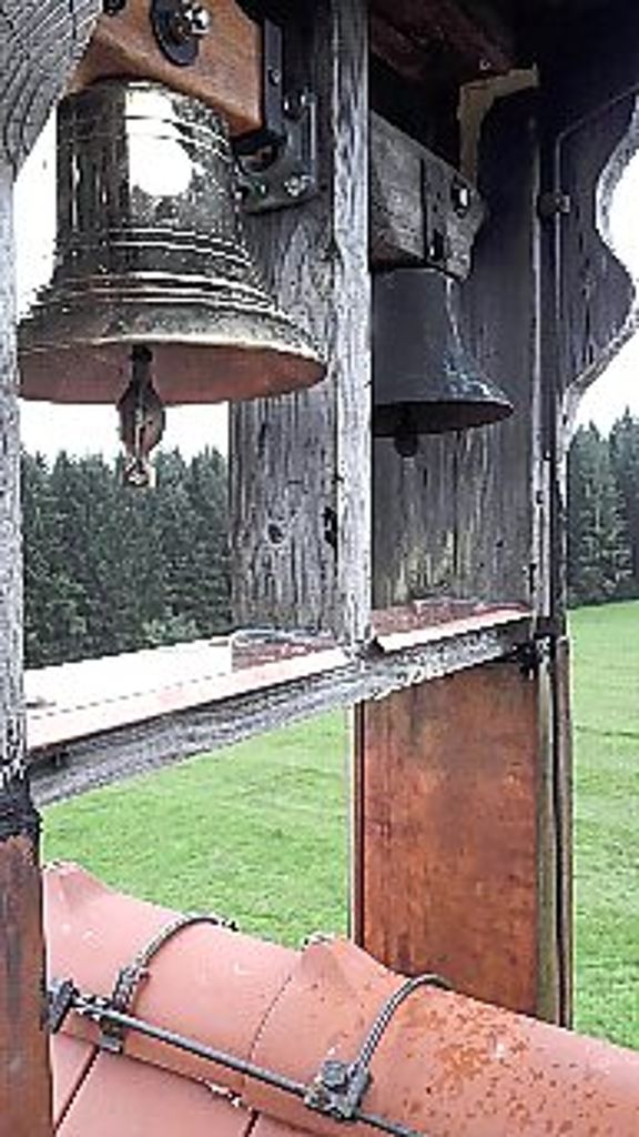 Beide Glocken wurden wieder aufgehängt, links die neue Glocke als Ersatz für eine gerissene.
