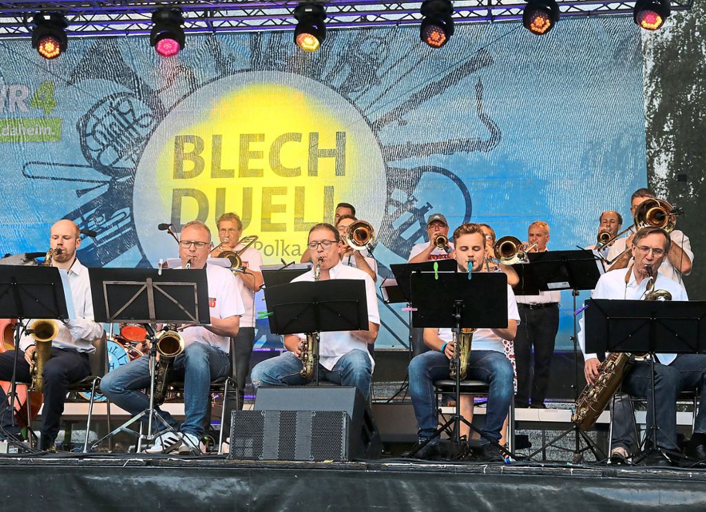 Der spätere Sieger, die Wüste Welle Big Band aus Tübingen, beim Auftritt auf der Bühne.