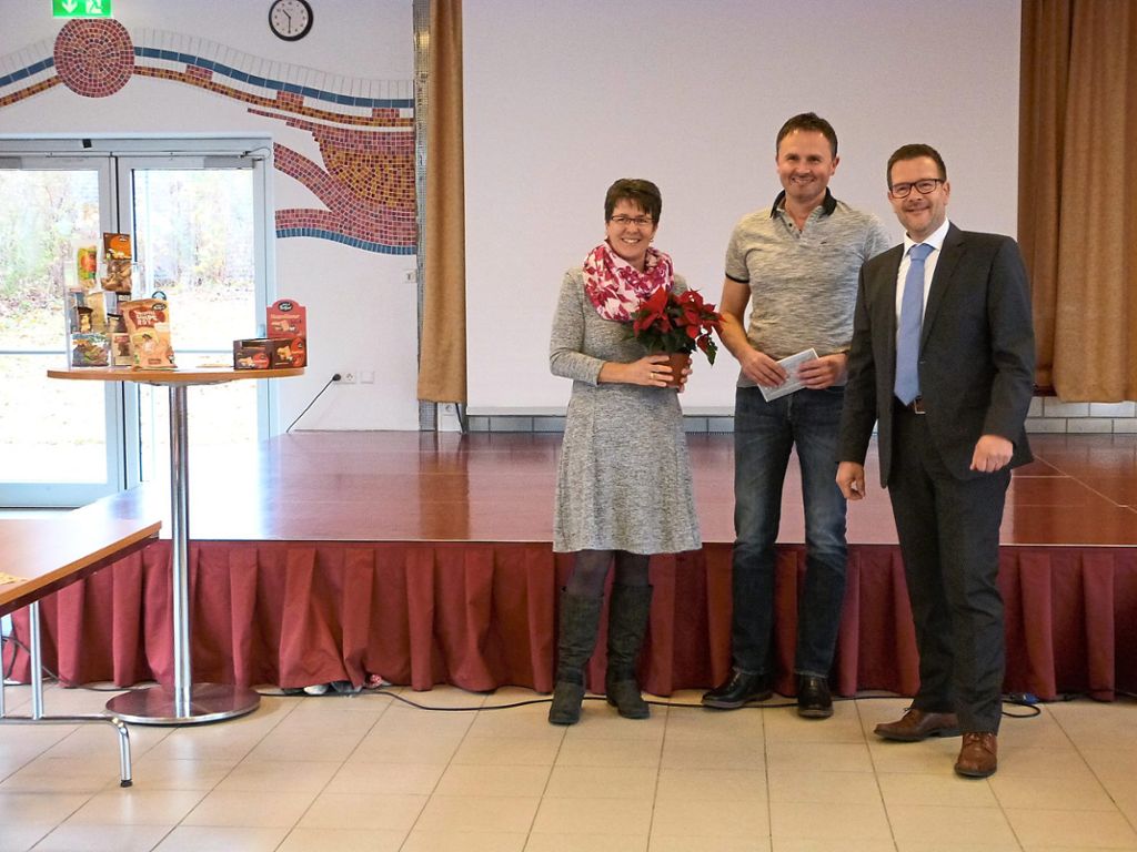 Von links: Elke Schneider, Nenad Resanovic und Götz Peter links daneben die neuen Fairtrade-Snacks.