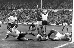 WM-Finale 1966: Wolfgang Weber (li.) erzielt das 2:2 gegen England Foto:  