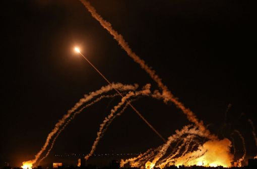 Raketen werden von Gaza-Stadt in Richtung Israel abgefeuert. (Archivbild) Foto: dpa/Bashar Taleb
