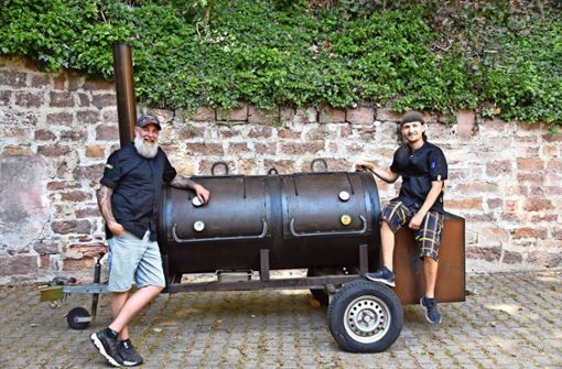Der neue Pächter des Guller,  Robert Wagner (links), präsentiert mit seinem Küchenchef Patrick Gabor den Smoker-Grill. Foto: Kapitel-Stietzel