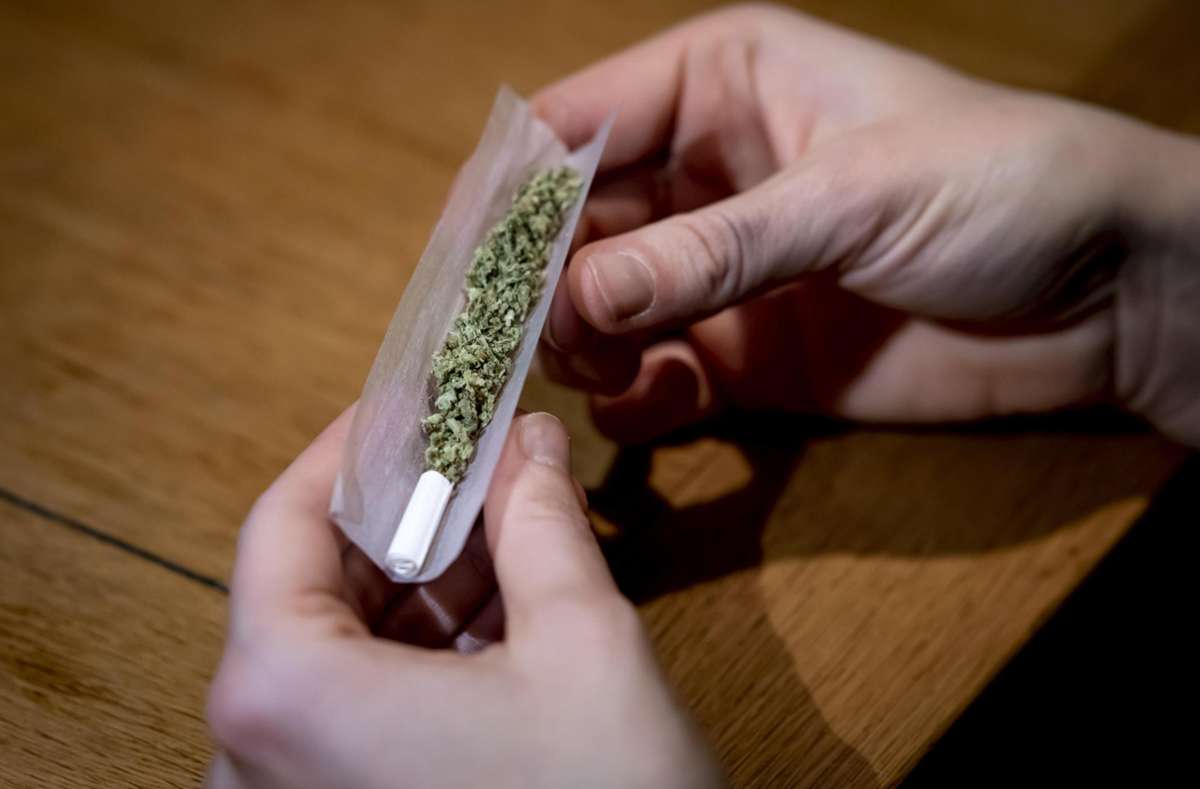 Ein 19-Jähriger wurde mit einem Joint und Marihuana erwischt. Foto: Sommer
