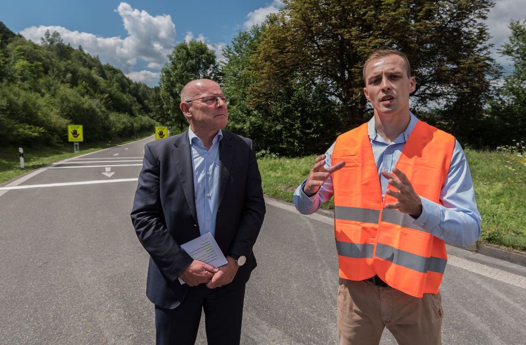 Regelmäßig ist Landesverkehrsminister Winfried Hermann im Land unterwegs, um sich über aktuelle Baustellen zu informieren.