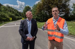 Regelmäßig ist Landesverkehrsminister Winfried Hermann im Land unterwegs, um sich über aktuelle Baustellen zu informieren. Foto: dpa